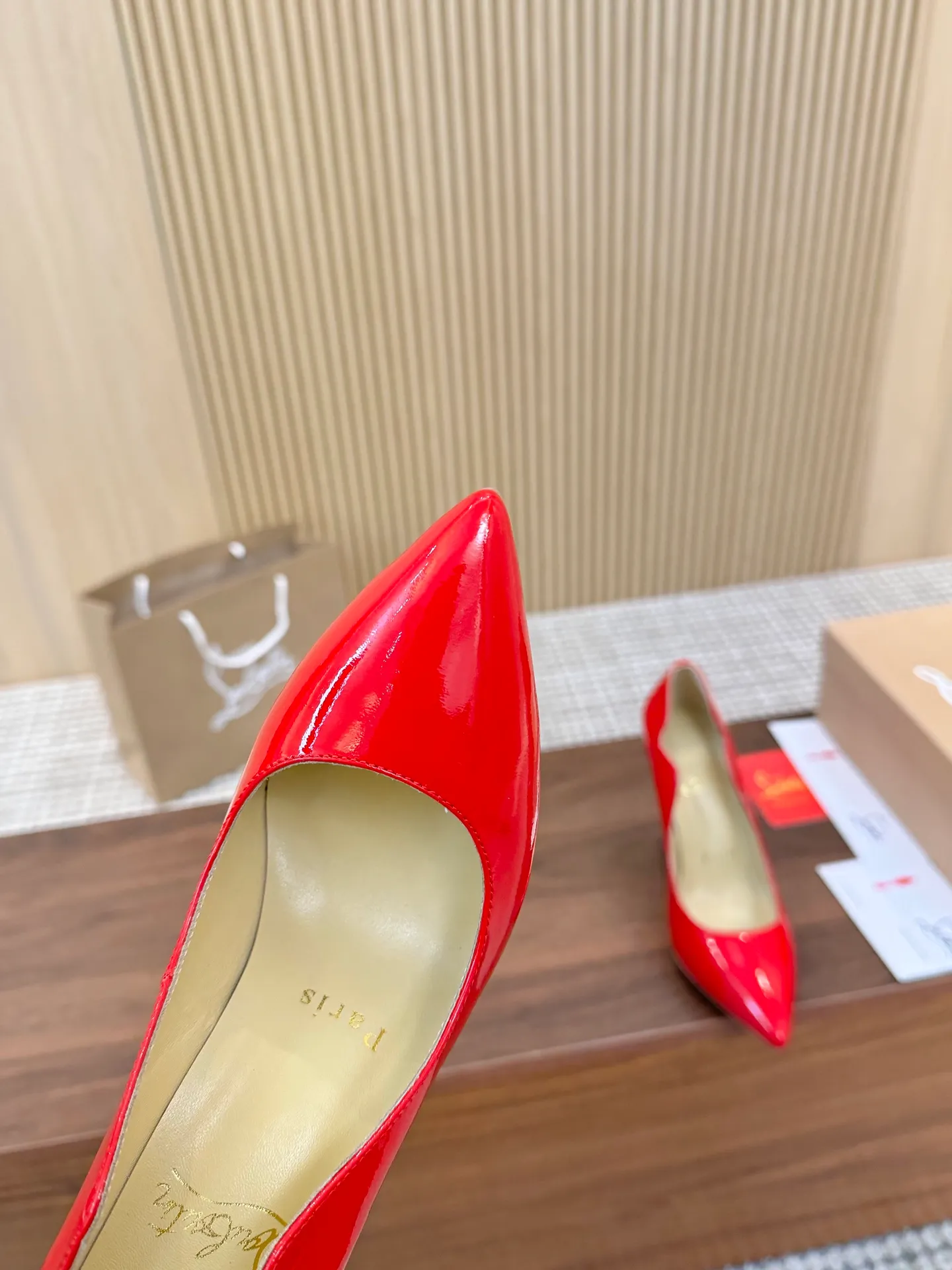 👟👟Ex-factory price 440👟👟 Genuine leather sole +40 shipped all year round 💝Christian Louboutin CL👠 "Imported cow patent leather💎 series" noble and luxurious, real blingbling✨ real materials, all customized by the pattern maker, and the materials are made of original customized materials, achieving the taste of the original 5 color options💍 Upper: Imported 👉Cow patent leather💪 Lining: Sheepskin foot pad/lining Size: 34-40.41.42 Heel height: 10.5cm and 8.5cm two options Leather sole Rubber sole